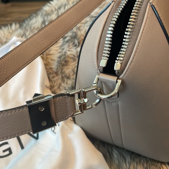 Authentic Givenchy Antigona - Picture 6 of 7